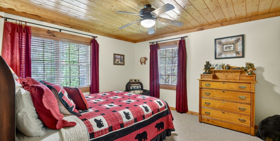 blue-ridge-cabin-rentals-cowboy-cabin-bedroom