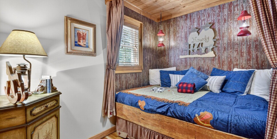blue-ridge-cabin-rentals-cowboy-cabin-bedroom