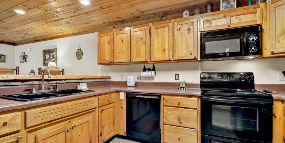 blue-ridge-cabin-rentals-cowboy-cabin-kitchen