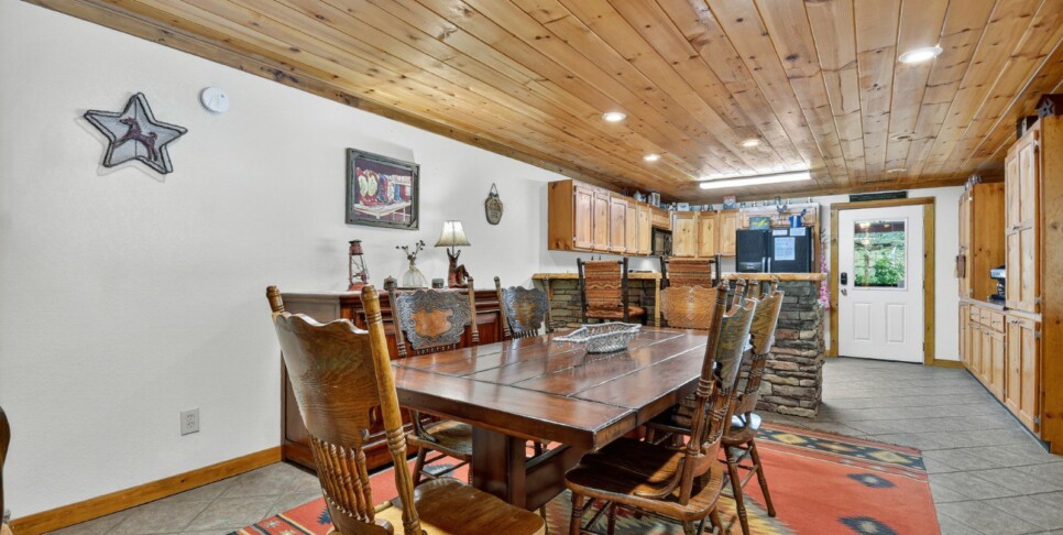 blue-ridge-cabin-rentals-cowboy-cabin-kitchen