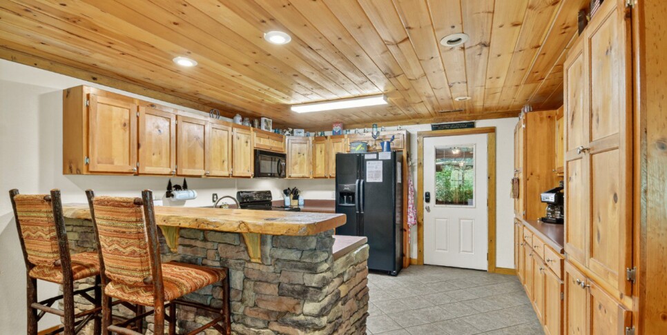 blue-ridge-cabin-rentals-cowboy-cabin-kitchen