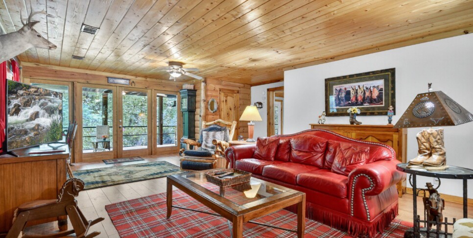blue-ridge-cabin-rentals-cowboy-cabin-living-room