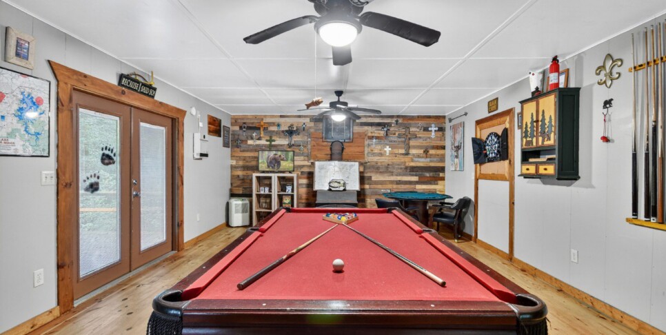 blue-ridge-cabin-rentals-cowboy-cabin-rec-room