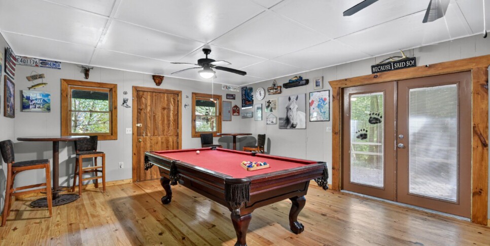 blue-ridge-cabin-rentals-cowboy-cabin-rec-room